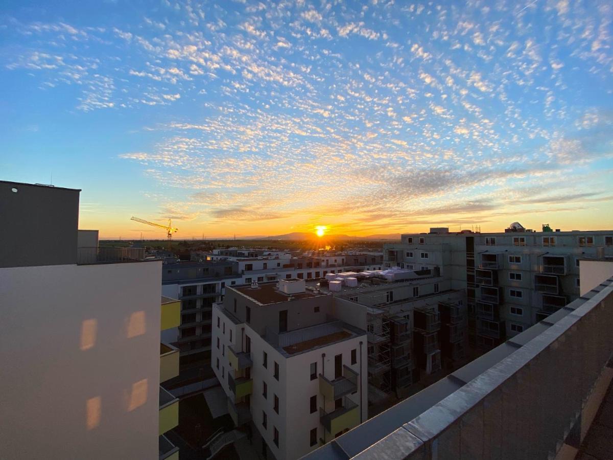 Sonnenwohnen Penthouse Direkt Bei U-bahn Und Therme Mit Anbindung Ins Zentrum Appartement *